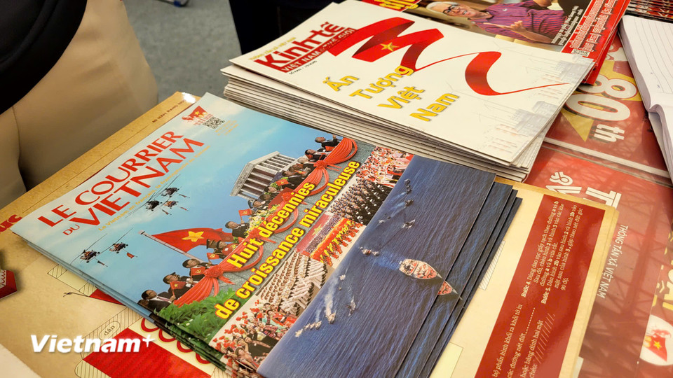 Một số ấn phẩm khác như Le Courrier du Vietnam (tiếng Pháp), Kinh tế Việt Nam &amp; Thế giới của Ban biên tập Tin Kinh tế. (Ảnh: Minh Anh/Vietnam+)