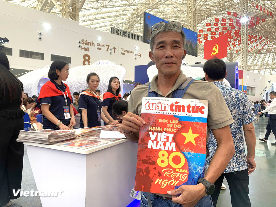 Ông Hoàng Long, một khách tham quan sống tại Hà Nội chia sẻ: "Giờ đây khi các thông tin đã chủ yếu được đưa qua điện thoại máy tính, những ấn phẩm như thế này sẽ trở thành một món quà lưu niệm đặc biệt." (Ảnh: Minh Anh/Vietnam+)