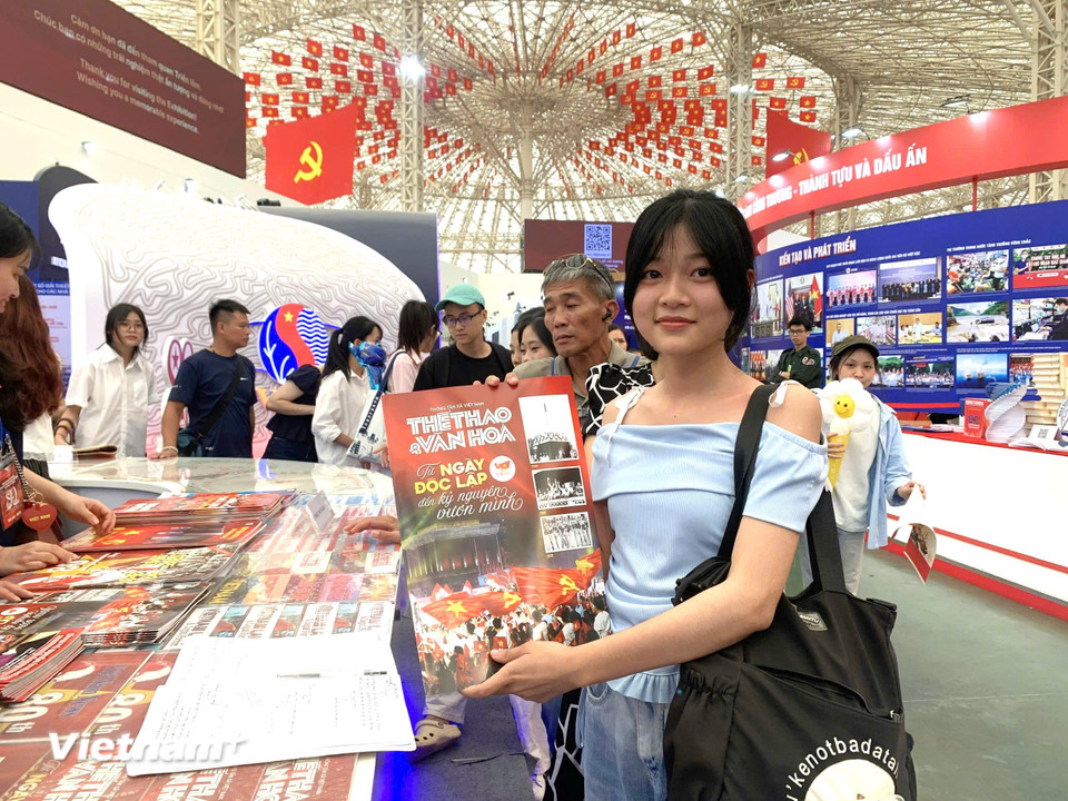 Các ấn phẩm đẹp mắt với trang bìa được thiết kế riêng cho dịp kỷ niệm 80 năm Cách mạng tháng Tám và Quốc khánh 2/9, đồng thời cũng là kỷ niệm 80 năm thành lập Thông tấn xã Việt Nam (1945-2025). (Ảnh: Minh Anh/Vietnam+)