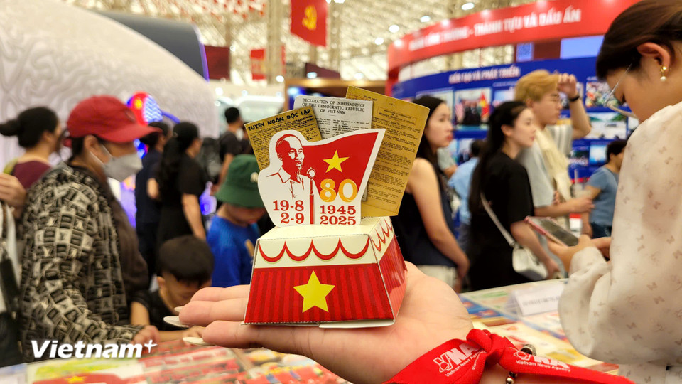 Sản phẩm có hướng dẫn cắt, dán cụ thể và dễ làm, hợp để trưng bày trong gia đình hoặc không gian làm việc. (Ảnh: Minh Anh/Vietnam+)