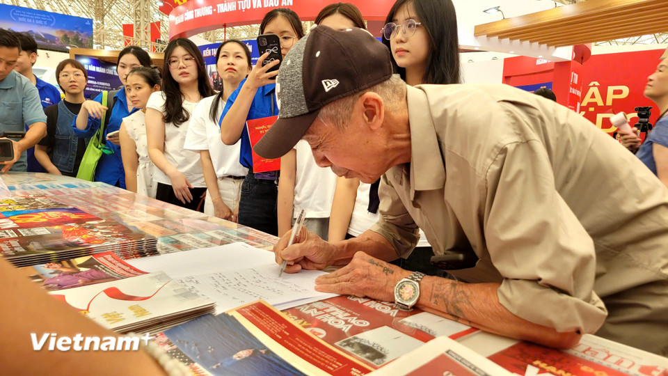 Để sở hữu một ấn phẩm đẹp mắt, du khách chỉ cần ghi lại tên và ký nhận tại gian triển lãm. (Ảnh: Minh Anh/Vietnam+)