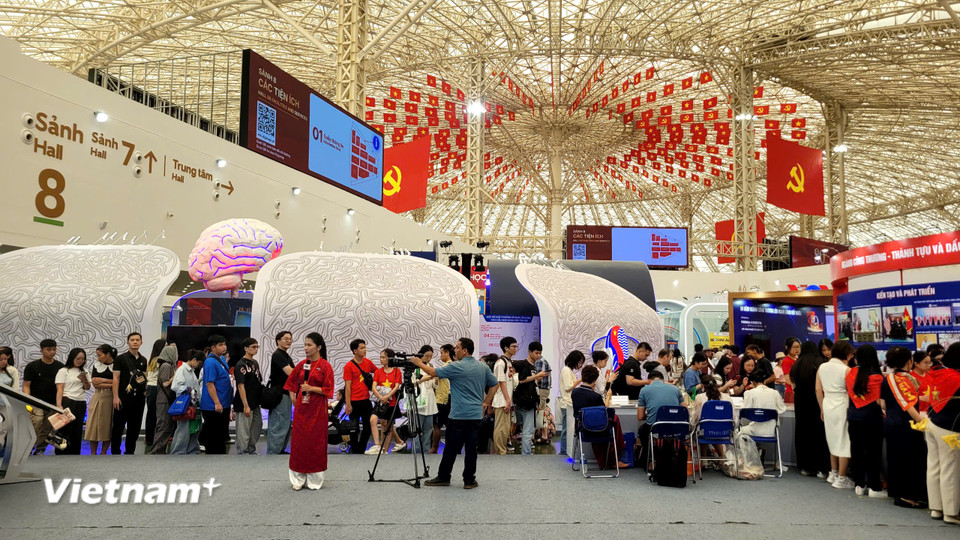 Các ấn phẩm của Thông tấn xã Việt Nam đã và đang thu hút nhiều du khách khi đến với triển lãm “80 năm hành trình Độc lập-Tự do-Hạnh phúc” tại Thủ đô Hà Nội. (Ảnh: Minh Anh/Vietnam+)