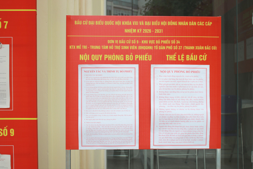Đây là điểm bỏ phiếu số 34, thuộc đơn vị bầu cử 9 thành phố Hà Nội, đến nay đã trang hoàng và bố trí xong các khu vực hướng dẫn điền phiếu, bàn điền phiếu, hòm phiếu.(Ảnh: Minh Anh/Vietnam+)