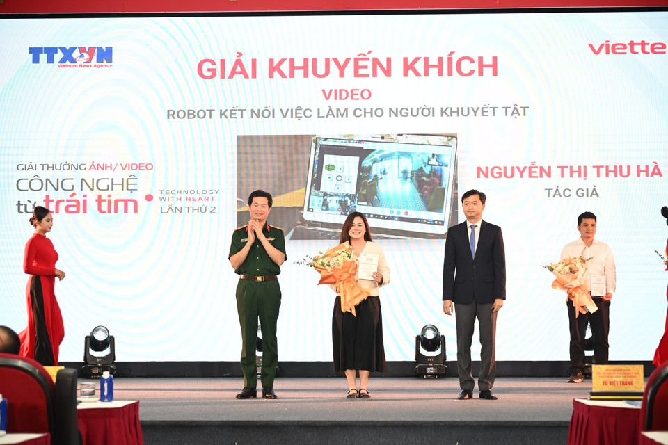 Tác giả Nguyễn Thị Thu Hà đoạt giải Video với phóng sự ý nghĩa về giải pháp công nghệ giúp người khuyết tật. (Ảnh: Minh Anh/Vietnam+)