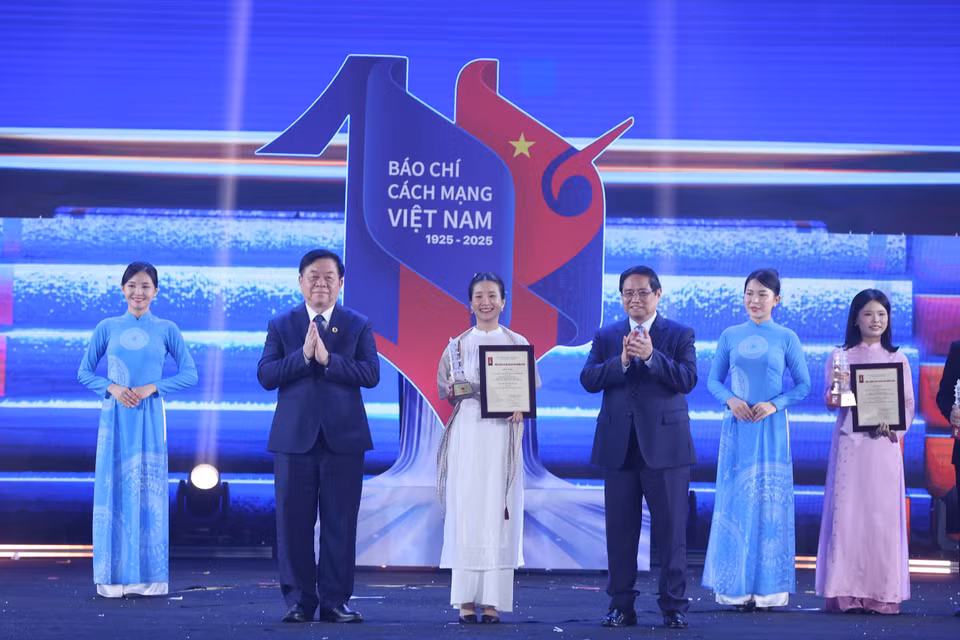 Nhà báo Thi Uyên đại diện nhóm tác giả nhận giải A cho tác phẩm Phụ san Tương tác Panorama Chiến dịch Điện Biên Phủ, Liên chi Hội Nhà báo Báo Nhân Dân. (Ảnh: Hoài Nam/Vietnam+)