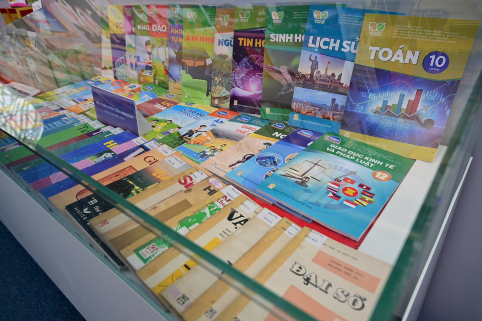 Nhà xuất bản Giáo dục Việt Nam góp phần tạo nên gian trưng bày đa dạng, thể hiện sự phát triển và cam kết cho nền giáo dục, xuất bản chất lượng. (Ảnh: PV/Vietnam+)