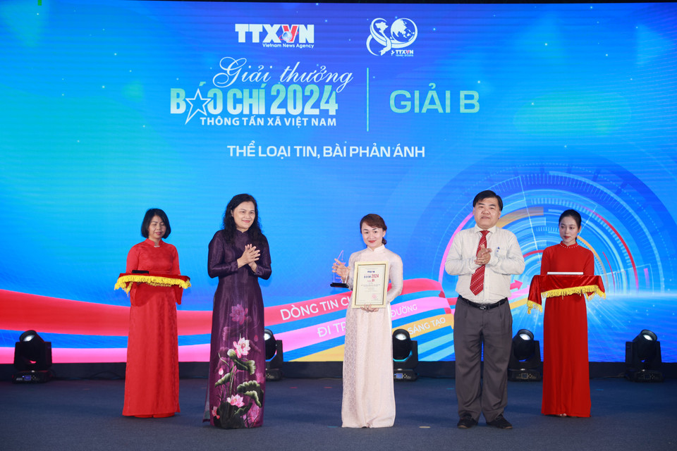 Nhà báo Nguyễn Mai Anh (đại diện nhóm tác giả, gồm: Võ Mạnh Hùng, Nguyễn Mai Anh, Võ Hoàng Long, Báo Điện tử VietnamPlus) nhận giải cho tác phẩm "Quốc hội chia sẻ, đồng hành cùng Chính phủ đưa quyết sách đi vào cuộc sống." (Ảnh: Hoài Nam/Vietnam+)