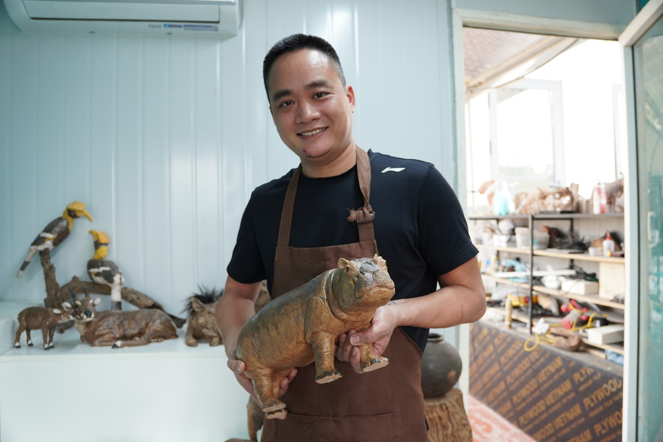 Là cử nhân ngành điêu khắc tốt nghiệp Đại học Mỹ thuật Công nghiệp Hà Nội, Tống Vương Quyền đã thổi hồn vào những bức tượng độc bản mang đậm dấu ấn cá nhân. (Ảnh: Hương Ly/Vietnam+)