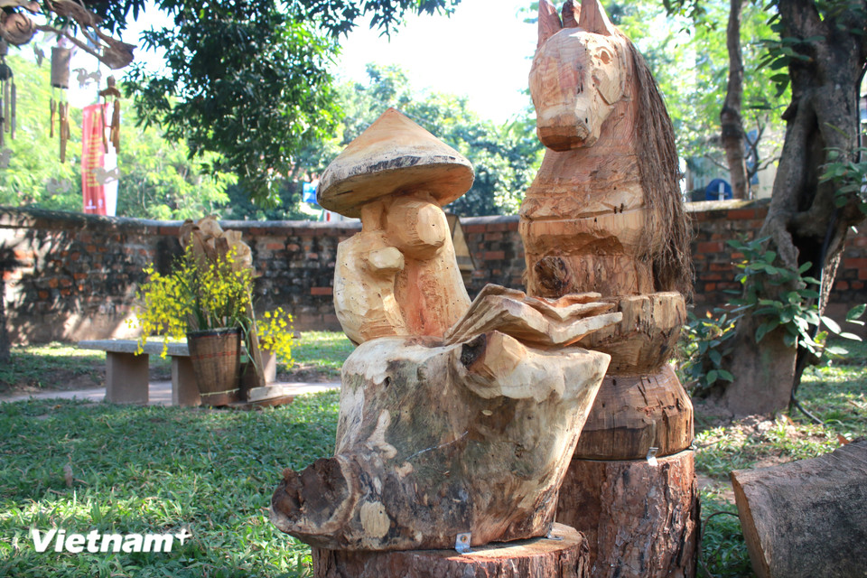 Để phù hợp với không gian đạo học tại Văn Miếu-Quốc Tử Giám, nhóm tác giả còn làm ra tác phẩm mẹ con ngựa đọc sách hay ngựa đỗ đạt, tượng ngựa giám thị coi thi... (Ảnh: Minh Anh/Vietnam+)