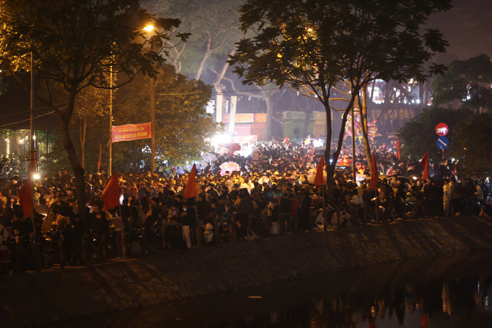 Chật kín người dân và du khách bên bờ hồ Văn Quán. (Ảnh: Hoài Nam/Vietnam+)