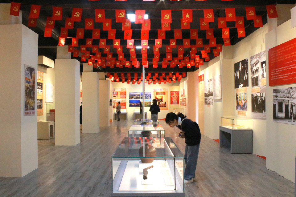 Triển lãm do bảo tàng phối hợp Cục Lưu trữ Văn phòng Trung ương Đảng, là hoạt động hưởng ứng kỷ niệm 95 năm ngày thành lập Đảng Cộng sản Việt Nam (3/2/1930-3/2/2025), hướng tới Đại hội Đại biểu toàn quốc lần XIV. (Ảnh: Minh Anh/Vietnam+)