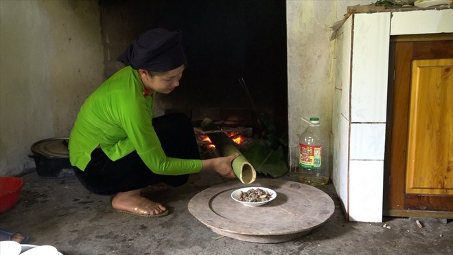 הוציאו את בשר הברווז מצינור הבמבוק לאחר הבישול. (צילום: עיתון מיעוטים אתניים ופיתוח) vit-bau-lam2.jpg