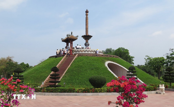 Du khách đến viếng, tri ân các Anh hùng liệt sỹ tại Thành cổ Quảng Trị. (Ảnh: Nguyên Lý/TTXVN) ttxvn-thanh-co-quang-tri.jpg