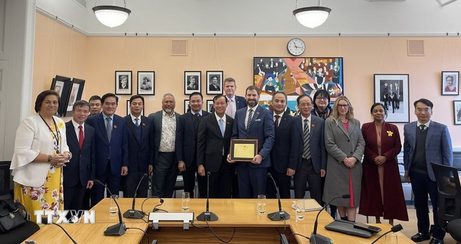 ttxvn-delegates-of-the-national-defense-security-and-foreign-assembly-committee-in-new-zealand3.jpg