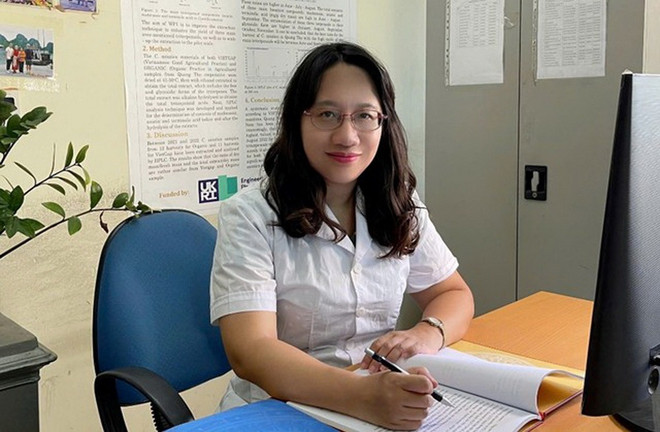 Førsteamanuensis og PhD Tran Thi Phuong Thao på kontoret sitt. (Kilde: Kjemisk institutt) tranthiphuongthaotintuc.jpg