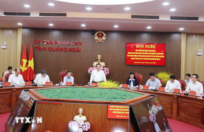 Quảng Ngãi-Kon Tum hoàn thiện đề án sắp xếp lại đơn vị hành chính cấp xã Quang cảnh buổi làm việc. (Ảnh: Phạm Cường/TTXVN)