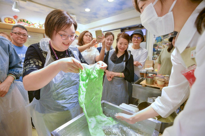 Les touristes étrangers aiment préparer le Sampuru au Japon. (Photo : Kyodo) du-khach-lam-sampuru-kyodo-resize.jpg