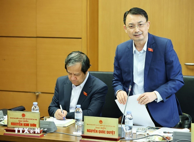 El delegado de la Asamblea Nacional de Hanói, Nguyen Quoc Duyet, habla. (Foto: Minh Duc/VNA) ttxvn-quoc-hoi-thao-luan-ve-mot-so-du-an-luat-sua-doi2.jpg