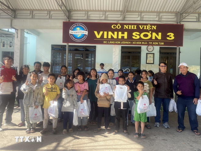 ttxvn-quang-ngai-trao-qua-tet-cho-tre-mo-coi.jpg