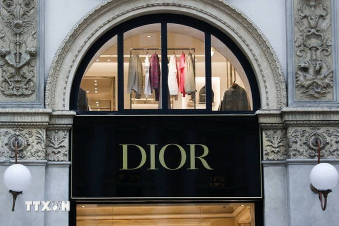 Biểu tượng hãng thời trang Dior tại cửa hàng ở Milan, Italy. (Ảnh: Getty Images/TTXVN) ttxvn-cua-hang-dior.jpg