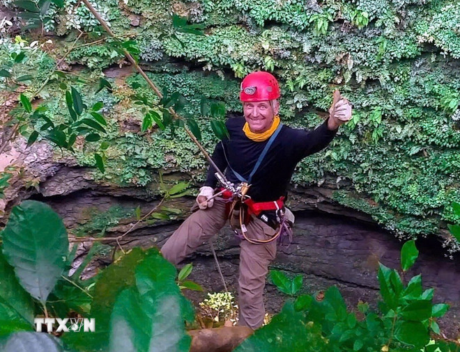 Touristen erleben eine Zipline-Tour durch das Nightmare-Dolinenloch und erkunden die Hung-Thoong-Höhle. (Foto: VNA) ttxvn-trai-nghiem-du-day-qua-ho-sut-ac-mong-tai-quang-binh.jpg