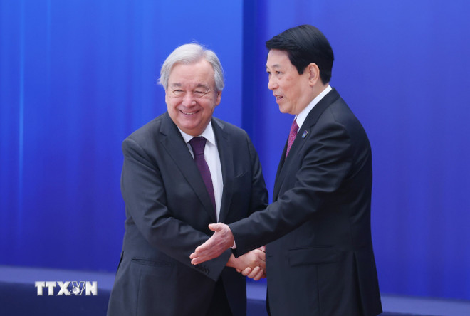Präsident Luong Cuong begrüßte UN-Generalsekretär António Guterres zur Unterzeichnungszeremonie des Hanoi-Übereinkommens. (Foto: Pham Kien/VNA) ttxvn-chu-tich-nuoc-luong-cuong-don-tong-thu-ky-lien-hop-quoc-du-le-mo-ky-cong-uoc-ha-noi.jpg