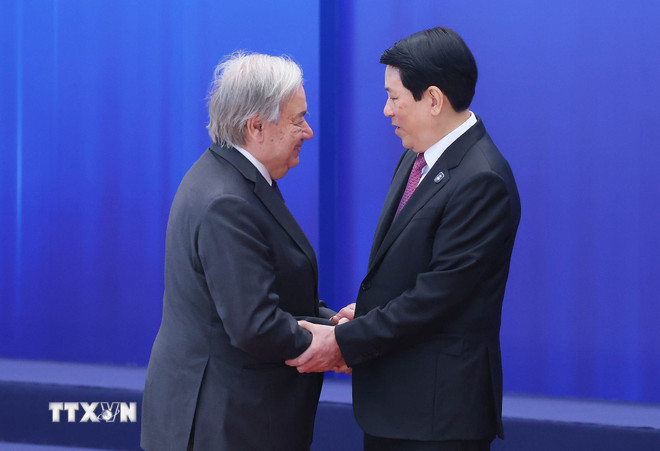 Präsident Luong Cuong begrüßte UN-Generalsekretär António Guterres zur Unterzeichnungszeremonie des Hanoi-Übereinkommens. (Foto: Pham Kien/VNA) ttxvn-chu-tich-nuoc-luong-cuong-don-tong-thu-ky-lien-hop-quoc-du-le-mo-ky-cong-uoc-ha-noi3.jpg