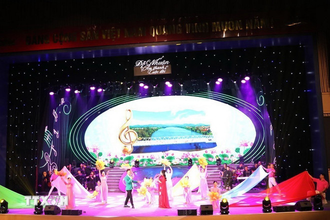 តាមរយៈការសម្តែងពិសេស កម្មវិធីសិល្បៈបានបង្ហាញពីព្រឹត្តិការណ៍សំខាន់ៗក្នុងអាជីពច្នៃប្រឌិតរបស់តន្ត្រីករ Do Nhuan ។ (រូបថត៖ Manh Minh/VNA) ttxvn-chuong-trinh-nghe-thuat-ky-niem-103-nam-ngay-sinh-co-nhac-si-do-nhuan2.jpg