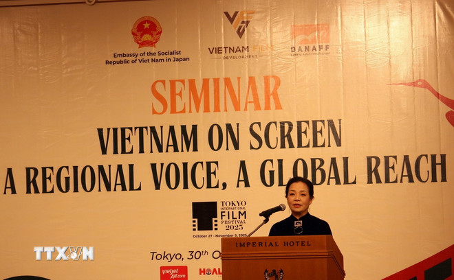 ប្រធាន VFDA លោកវេជ្ជបណ្ឌិត Ngo Phuong Lan ថ្លែងសុន្ទរកថាបើកសិក្ខាសាលា។ (រូបថត៖ Pham Tuan/VNA) ttxvn-lien-hoan-phim-quoc-te-tokyo-lan-thu-38-dua-dien-anh-viet-nam-vuon-tam-the-gioi3.jpg