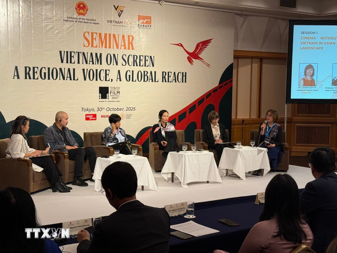 ភ្ញៀវចូលរួមក្នុងការពិភាក្សាអំពីវិស័យភាពយន្តវៀតណាមក្នុងសិក្ខាសាលា។ (រូបថត៖ Pham Tuan/VNA) ttxvn-lien-hoan-phim-quoc-te-tokyo-lan-thu-38-dua-dien-anh-viet-nam-vuon-tam-the-gioi4.jpg