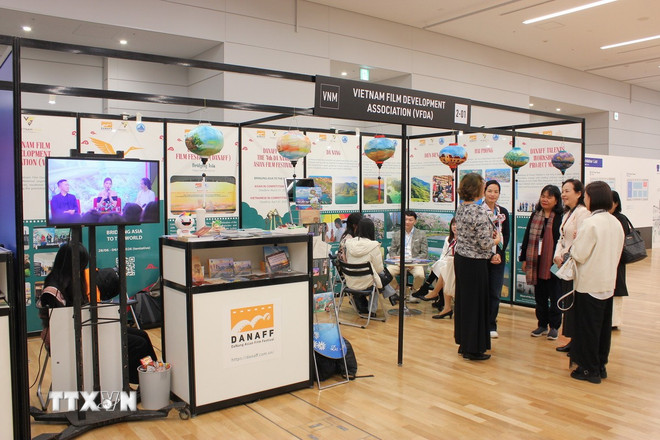 ស្តង់របស់វៀតណាមនៅឯពិព័រណ៍ភាពយន្ត និងទូរទស្សន៍នៅទីក្រុងតូក្យូ។ (រូបថត៖ Pham Tuan/VNA) ttxvn-lien-hoan-phim-quoc-te-tokyo-lan-thu-38-dua-dien-anh-viet-nam-vuon-tam-the-gioi2.jpg