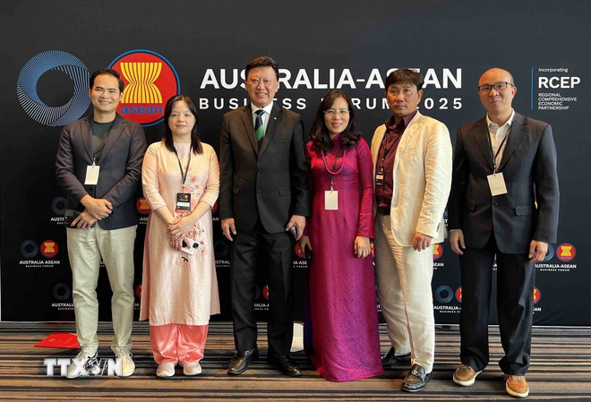 Representatives of the Vietnamese Embassy in Australia and Vietnamese business delegates took a souvenir photo with Mr. Francis Wong (third from left), Chairman of the AABF Forum. (Photo: VNA) ttxvn-quang-ba-thuong-hieu-viet-tai-dien-dan-kinh-doanh-australia-asean2.jpg