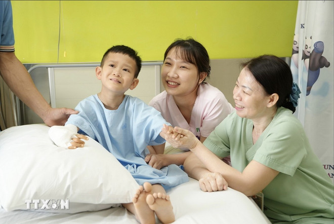 Bác sỹ Stéphane Guero, chuyên gia phẫu thuật bàn tay hàng đầu thế giới đã phẫu thuật cho bé Lê Duy Quang. (Ảnh: TTXVN phát) ttxvn-tp-ho-chi-minh-hang-tram-tre-em-bi-di-tat-mac-benh-ly-hiem-ngheo-duoc-phau-thuat-dieu-tri-mien-phi2.jpg