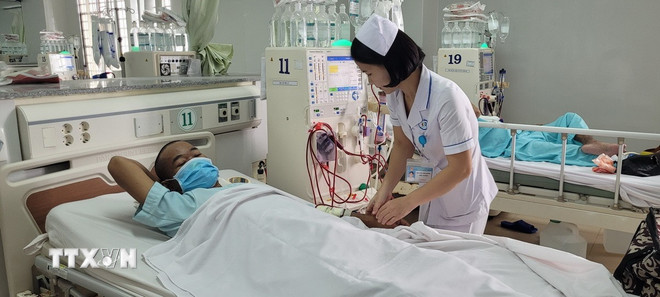 Chạy thân nhân tạo tại Khoa Lọc máu, Bệnh viện Bà Rịa, tỉnh Bà Rịa-Vũng Tàu. (Ảnh: Hoàng Nhị/TTXVN) ttxvn-ba-ria-vung-tau-dieu-chinh-gia-dich-vu-chay-than-nhan-tao2.jpg