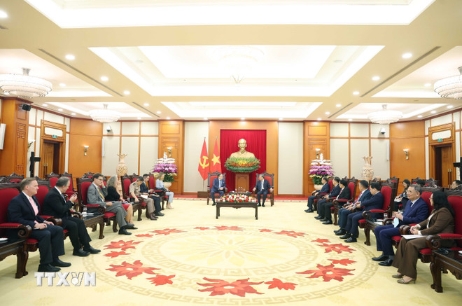 レセプションの様子。(写真:トン・ニャット/VNA) ttxvn-tong-bi-thu-to-lam-tiep-dai-su-hoa-ky-marc-knapper5.jpg