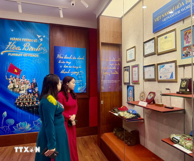 زوار معرض ttxvn-khai-mac-chuoi-hoat-dong-ky-niem-80-nam-cach-mang-thang-tam-thanh-cong-va-quoc-khanh2.jpg