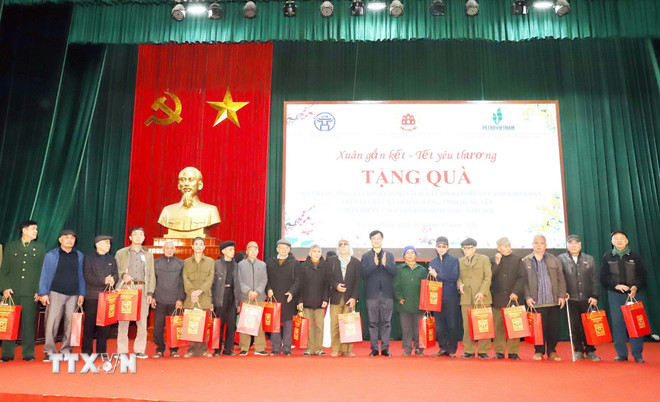 ttxvn-bi-thu-thanh-uy-ha-noi-nguyen-duy-ngoc-trao-qua-tet-tai-hung-yen2.jpg