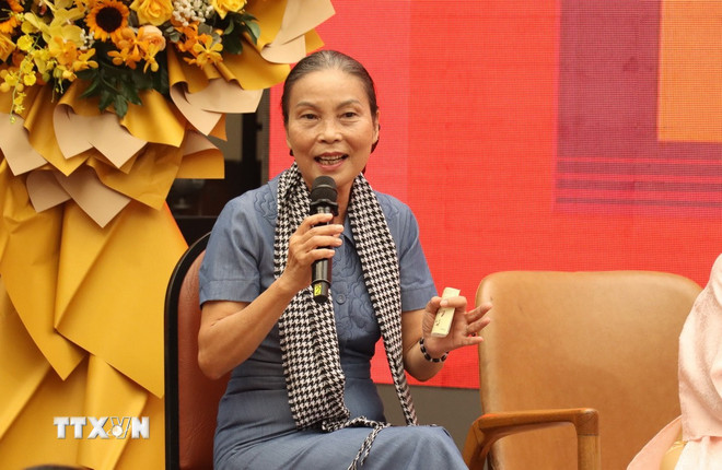 مزيد من المعلومات. (الصورة: ثوياب/ وكالة الأنباء الفيتنامية) ttxvn-ra-mat-sach-ve-san-khau-cai-luong-giai-doan-19752025-2.jpg