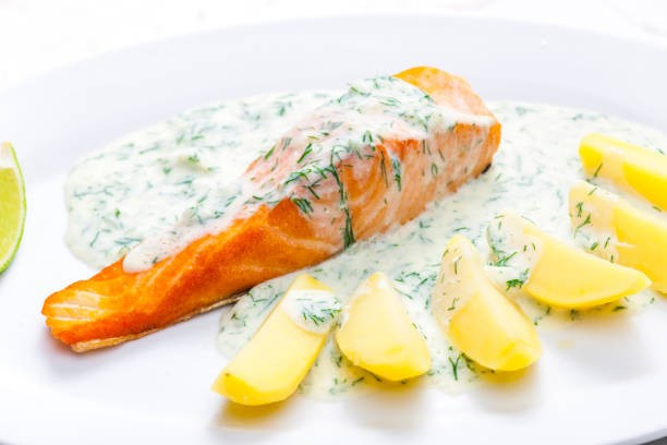 Gegrilde zalm met romige dillesaus en aardappelen. (Foto: iStock) ca-hoi-nuong-khoai-tay.jpg