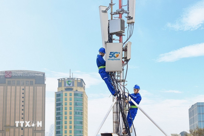 Tập đoàn VNPT triển khai lắp đặt hạ tầng và trạm thu phát sóng VinaPhone 5G trên toàn quốc. (Ảnh: Minh Quyết/TTXVN) ttxvn-vinaphone-5g.jpg