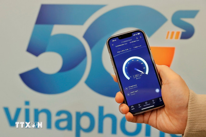 VinaPhone 5G는 초고속 인터넷의 선두주자로, 최첨단 장비와 기술을 활용하여 3,700~3,800MHz의 우수한 주파수 대역을 기반으로 베트남에서 가장 빠른 5G 인터넷 속도를 제공합니다. (사진: Minh Quyet/VNA) ttxvn-vinaphone-chinh-thuc-cung-cap-dich-vu-5g.jpg