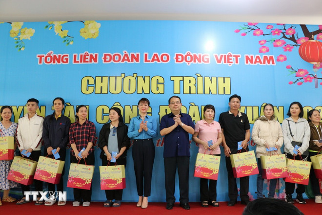 ttxvn-nguoi-lao-dong-dong-nai-xuc-dong-len-chuyen-tau-0-dong-ve-que-don-tet.jpg