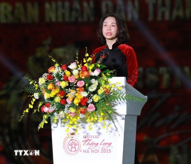 លោកស្រី Vu Thu Ha អនុប្រធានគណៈកម្មាធិការប្រជាជនទីក្រុងហាណូយ ថ្លែងមតិ។ (រូបថត៖ Khanh Hoa/VNA) ttxvn-khai-mac-festival-thang-long-ha-noi2.jpg