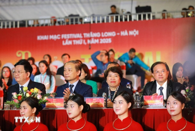 ការសម្តែងសិល្បៈនៅក្នុងកម្មវិធី។ (រូបថត៖ Khanh Hoa/VNA) ttxvn-khai-mac-festival-thang-long-ha-noi4.jpg