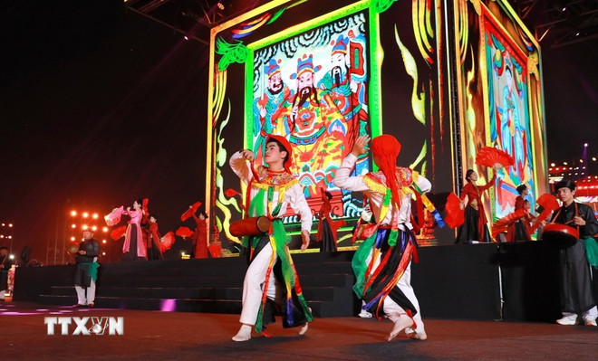 ការសម្តែងសិល្បៈនៅក្នុងកម្មវិធី។ (រូបថត៖ Khanh Hoa/VNA) ttxvn-khai-mac-festival-thang-long-ha-noi3.jpg