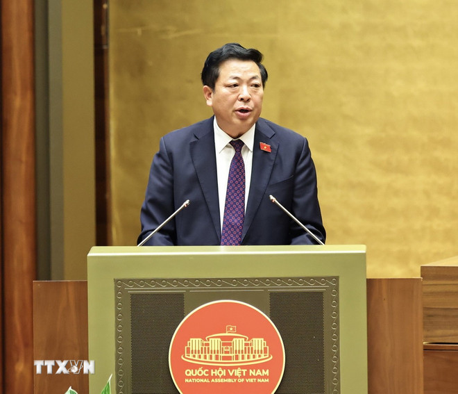 El ministro de Construcción, Tran Hong Minh, presenta el proyecto de Ley de Aviación Civil de Vietnam (enmendado). (Foto: Minh Duc/VNA) ttxvn-bo-truong-bo-xay-dung-tran-hong-minh.jpg