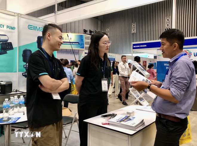 Companiile profită de oportunitățile de a-și promova mărcile la expoziție. (Foto: My Phuong/VNA) ttxvn-khai-mac-trien-lam-quoc-te-vietwater-2025-2.jpg