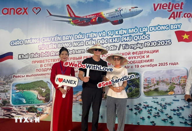Turistas russos no Aeroporto Internacional de Phu Quoc. (Foto: VNA) ttxvn-an-giang-dac-khu-phu-quoc-don-cac-chuyen-bay-quoc-te.jpg