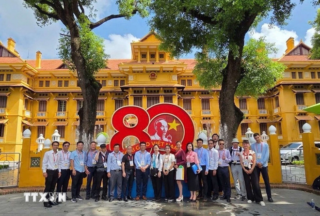 លោក Pham Khanh Nam (ឈរលេខប្រាំបីពីឆ្វេង) - និពន្ធនាយកទស្សនាវដ្តី Huong Viet រួមជាមួយគណៈប្រតិភូសារព័ត៌មានវៀតណាមនៅក្រៅប្រទេស និងអន្តរជាតិចូលរួមខួបលើកទី 80 នៃទិវាជាតិវៀតណាម បានថតរូបអនុស្សាវរីយ៍នៅមុខក្រសួងការបរទេសវៀតណាម។ (រូបថត៖ VNA) ttxvn-ong-pham-khanh-nam-tbt-tap-chi-huong-viet-tai-duc2.jpg