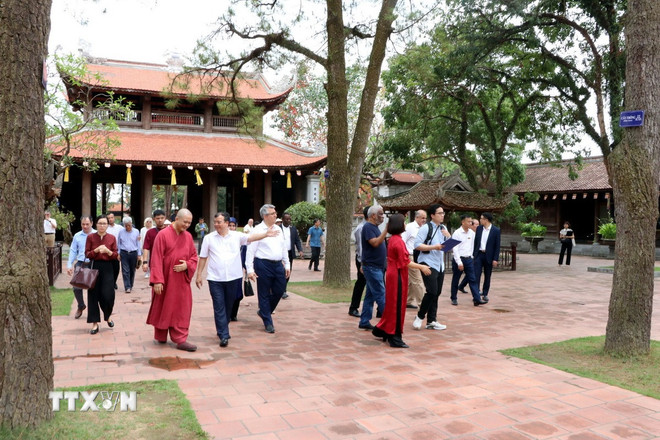 ឯកអគ្គរដ្ឋទូត ប្រធានការិយាល័យតំណាង និងសមាជិកនៃស្ថាប័នការទូត អង្គការអន្តរជាតិប្រចាំនៅវៀតណាម និងការិយាល័យ UNESCO នៅទីក្រុងហាណូយ បានទៅទស្សនាទីតាំងវត្ថុបុរាណ Con Son។ (រូបថត៖ Manh Tu/VNA) ttxvn-doan-dai-su-truong-dai-dien-cac-to-chuc-quoc-te-tai-viet-nam-tham-di-tich-con-son-kiep-bac2.jpg